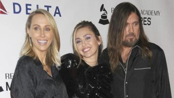 O πόλεμος των Cyrus: Η αντροχωρίστρα μητέρα και η διαμάχη της Miley με τον Billy Ray